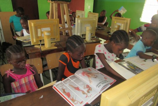 Children reading in the computer lab at Mineke Foundation
