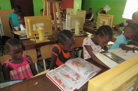 Children reading in the computer lab at Mineke Foundation